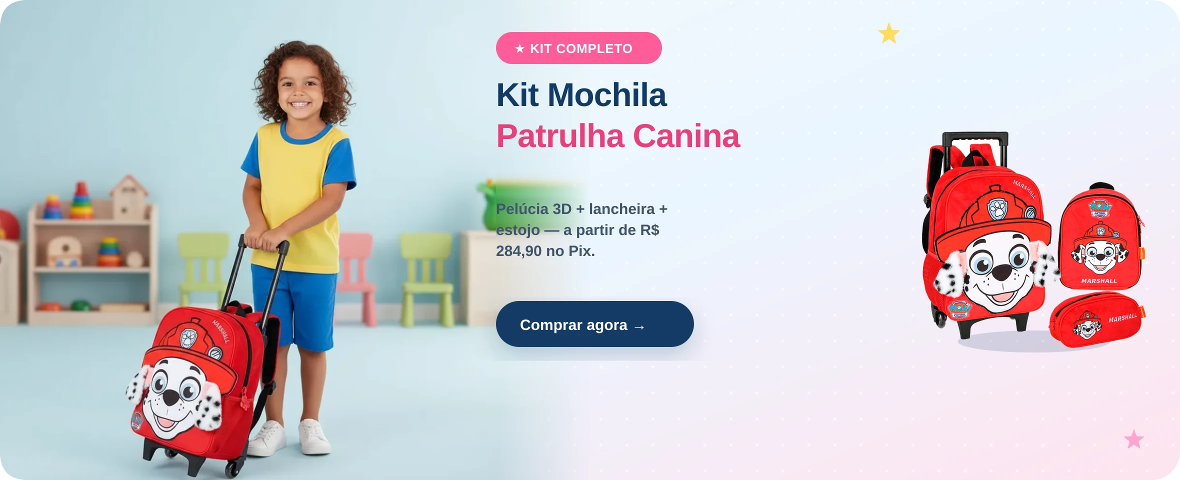 Crianca sorridente puxando a mochila de rodinhas Patrulha Canina Marshall, kit com lancheira e estojo.